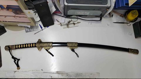 Replica de Katana (numerada 07) con grabados de flores en empuñadura y funda (negra y dorada)