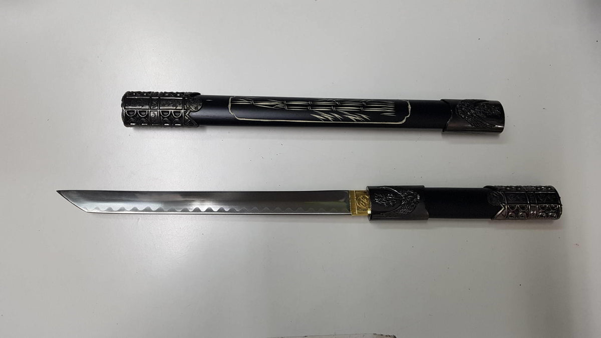 Replica de Katana (numerada 14) de hoja recta con empuñadura y vaina negras de madera