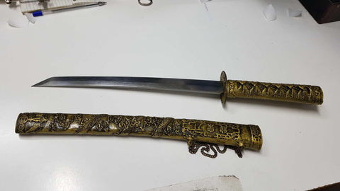 Replica de espada corta japonesa (numerada 12): con empuñadura y vaina doradas