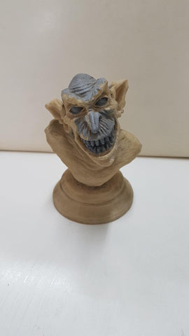 Busto de resina: Criatura tipo orco (B-005) con la cara pintada. Tiene la firma del autor