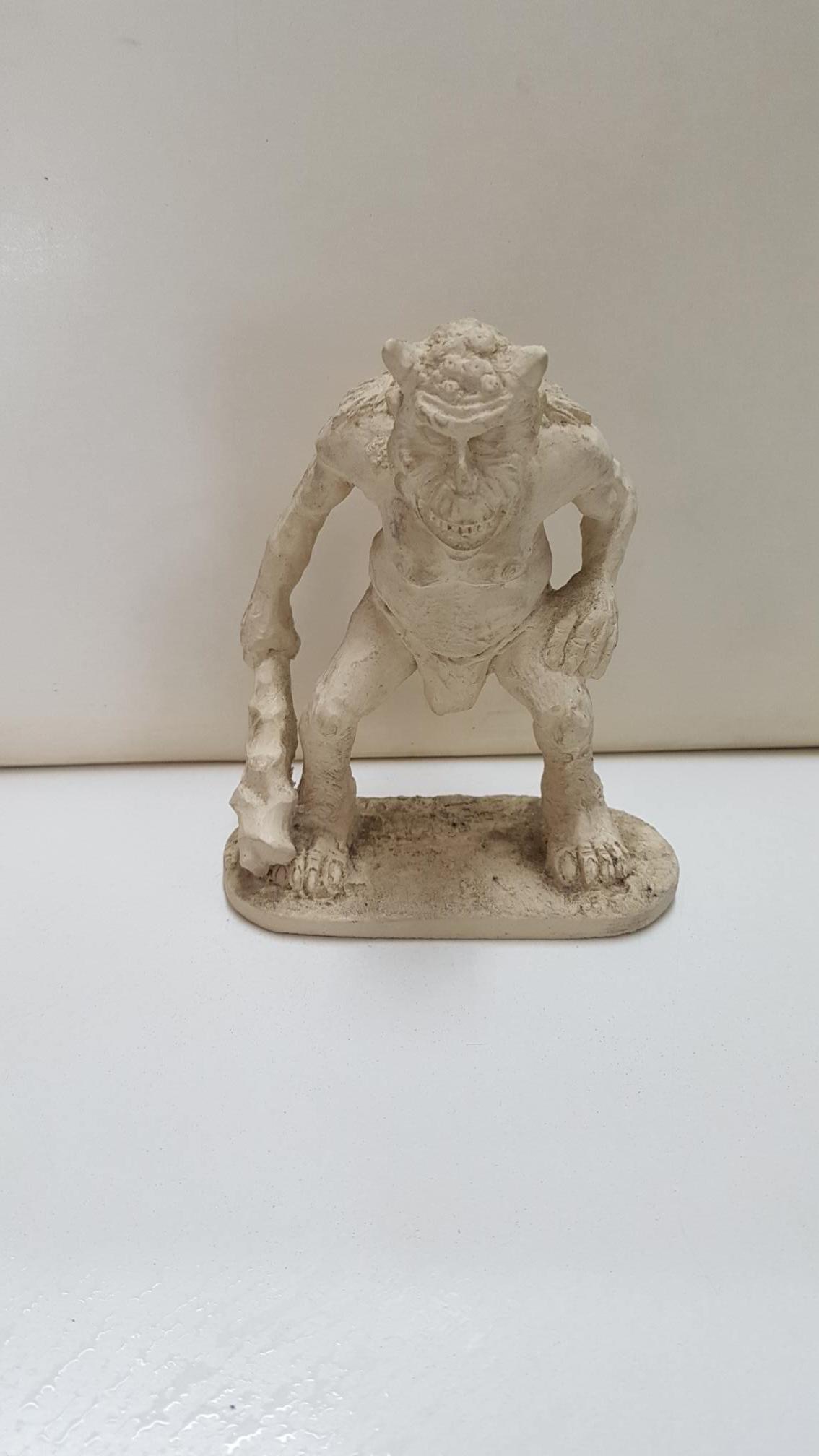 Figura de resina: Monstruo (F-003) con cuernos paracido a un demonio, de color blanco. Tiene la firma del autor.