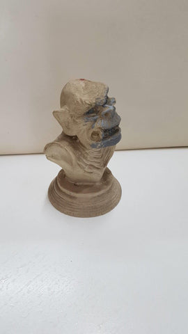 Busto de resina: Monstruo tipo orco (B-005) con la cara pintada. Tiene la firma del autor