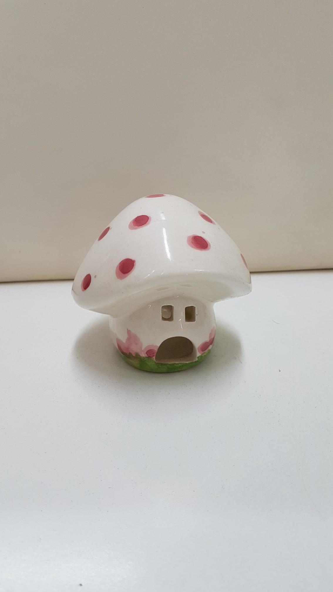 Figura de ceramica: Casa con forma de champiñon. 8 cm de alto.