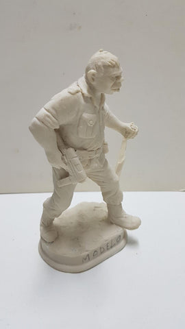 Figura Resina El Sargento Gorila (figura a pintar por el comprador, rota delantera de la ametralladora y hay que quitar la rebaba del resinero)