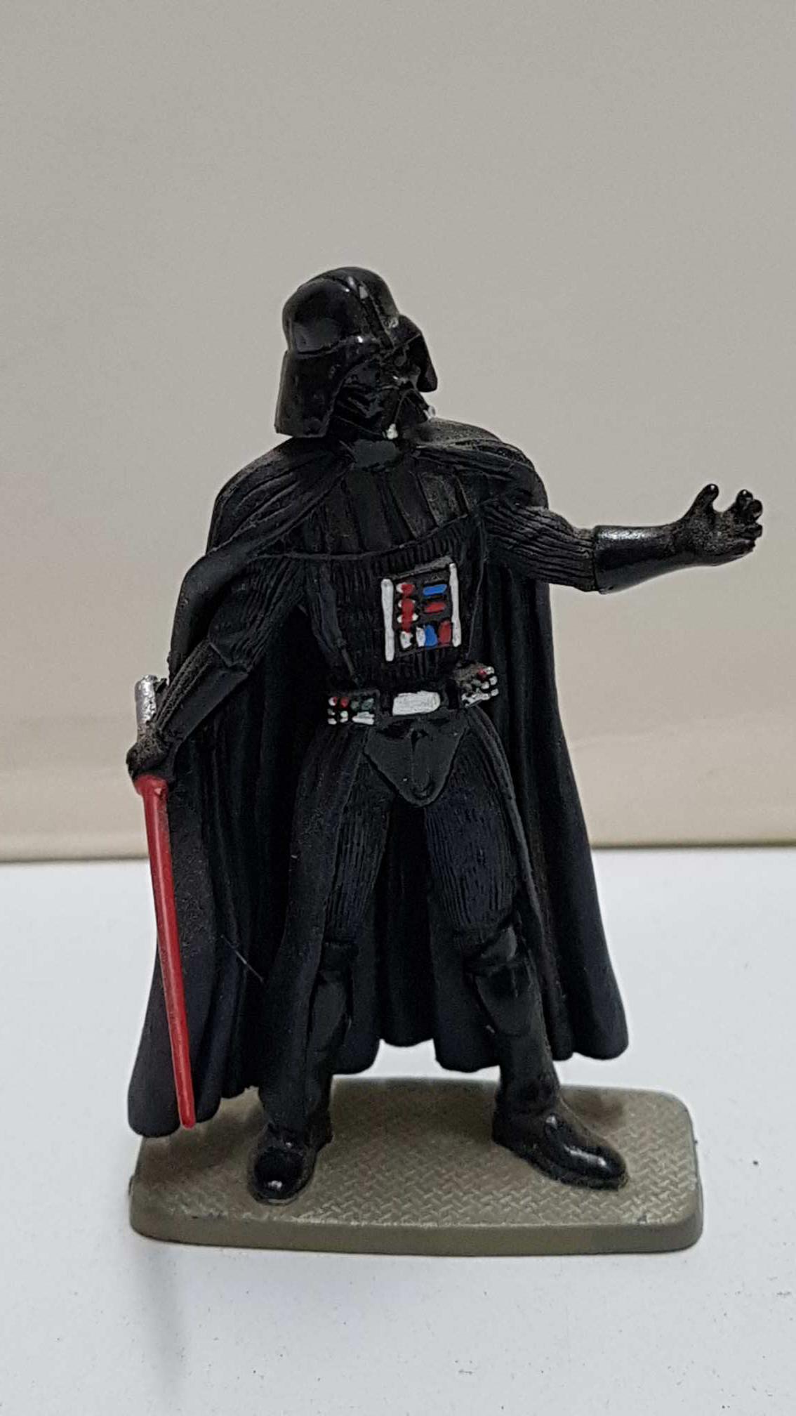 Darth Vader de metal, figura pintada. 2005 Lucasfilm Ltd.