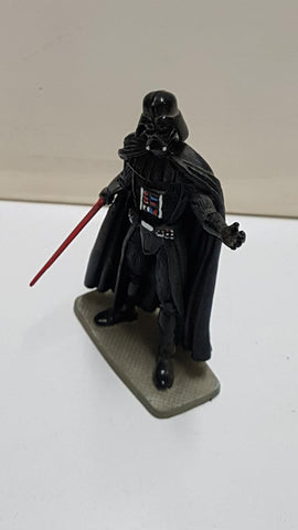 Darth Vader de metal, figura pintada. 2005 Lucasfilm Ltd.