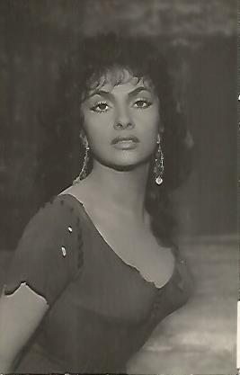 POSTAL A0504: Gina Lollobrigida en Notre Dame de Paris
