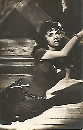 POSTAL A0511: Gina Lollobrigida en Notre Dame de Paris numero 79-24