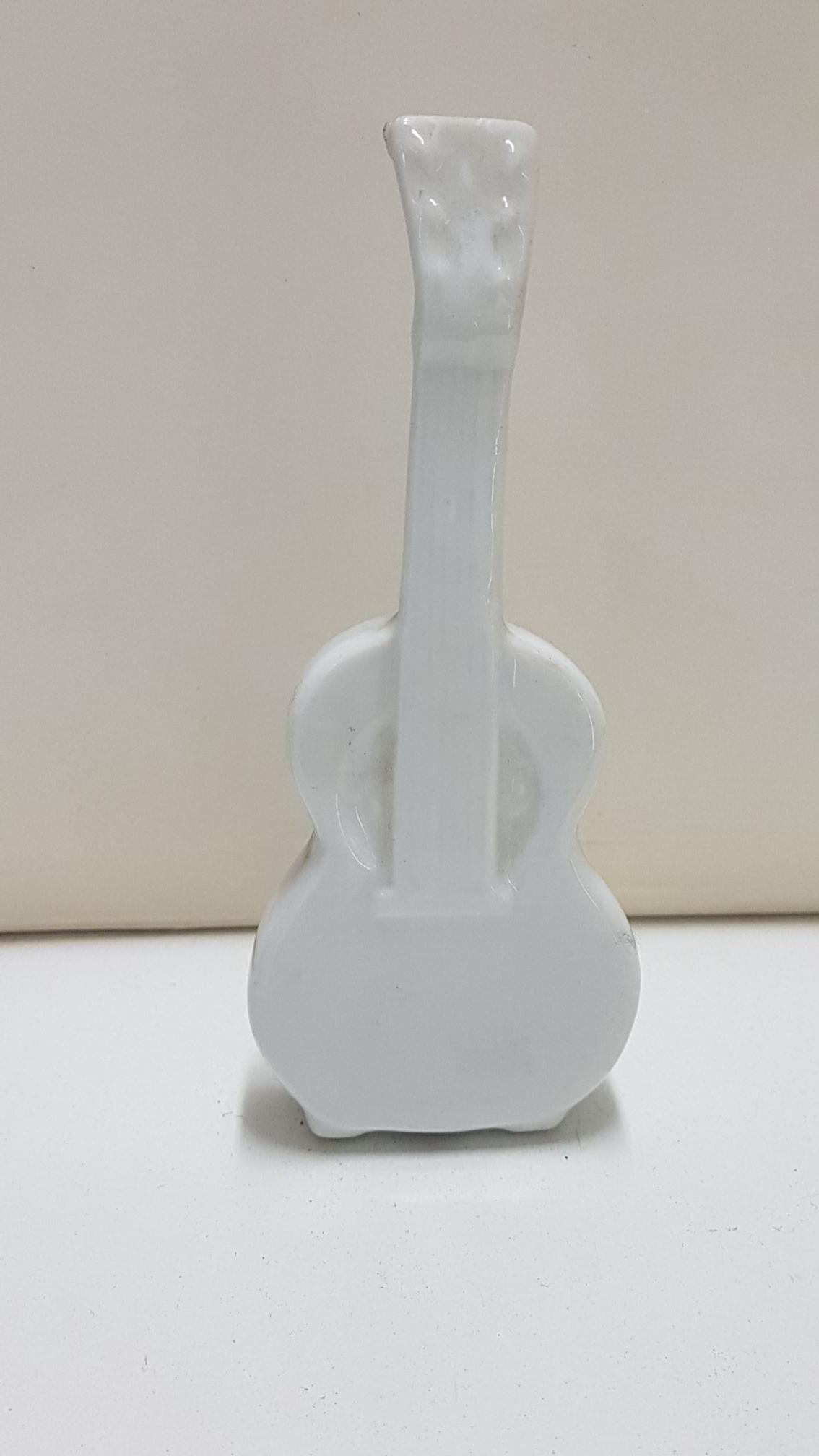 Figura de ceramica: Guitarra blanca de 13 cm de alto