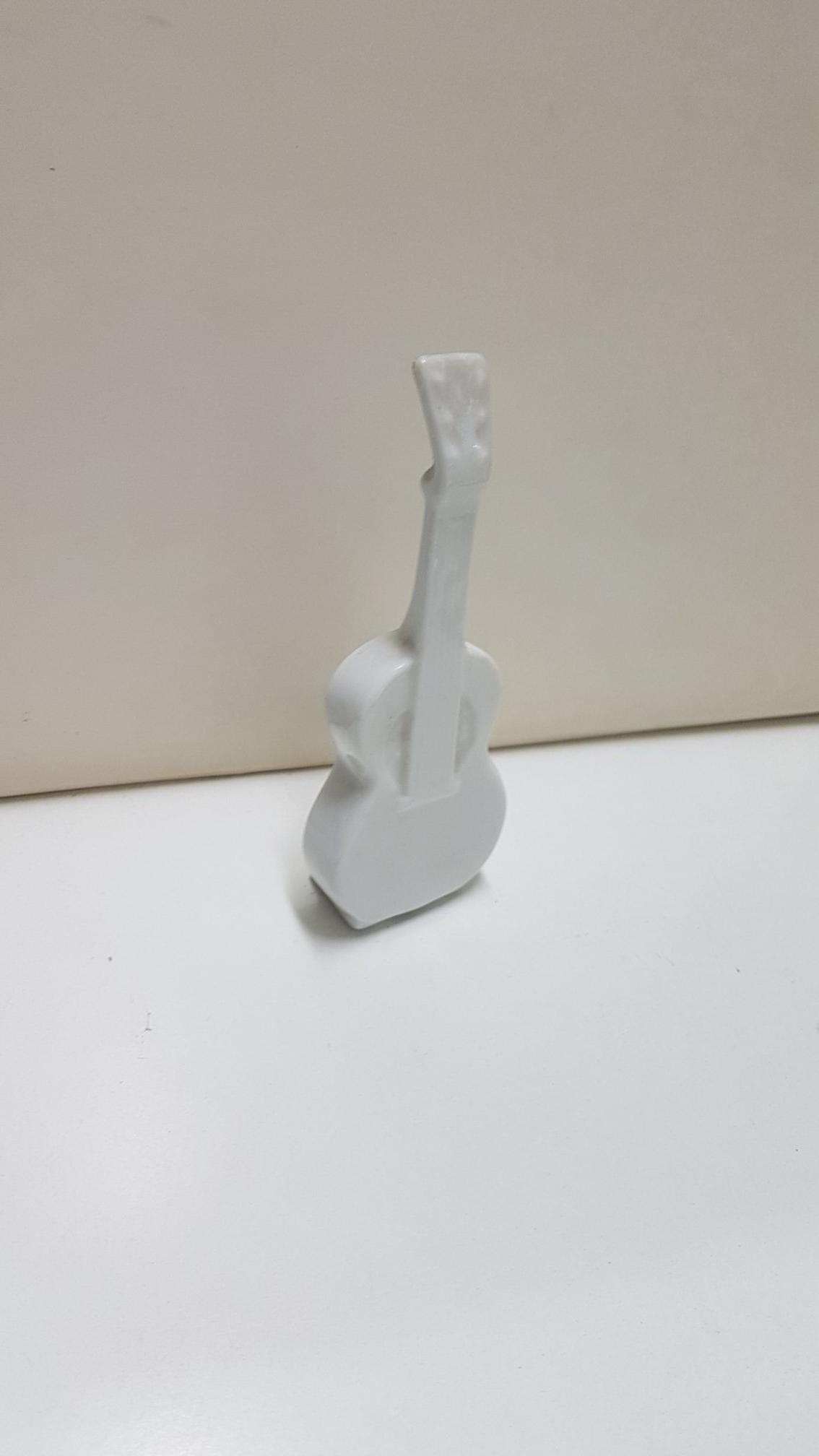 Figura de ceramica: Guitarra blanca de 13 cm de alto