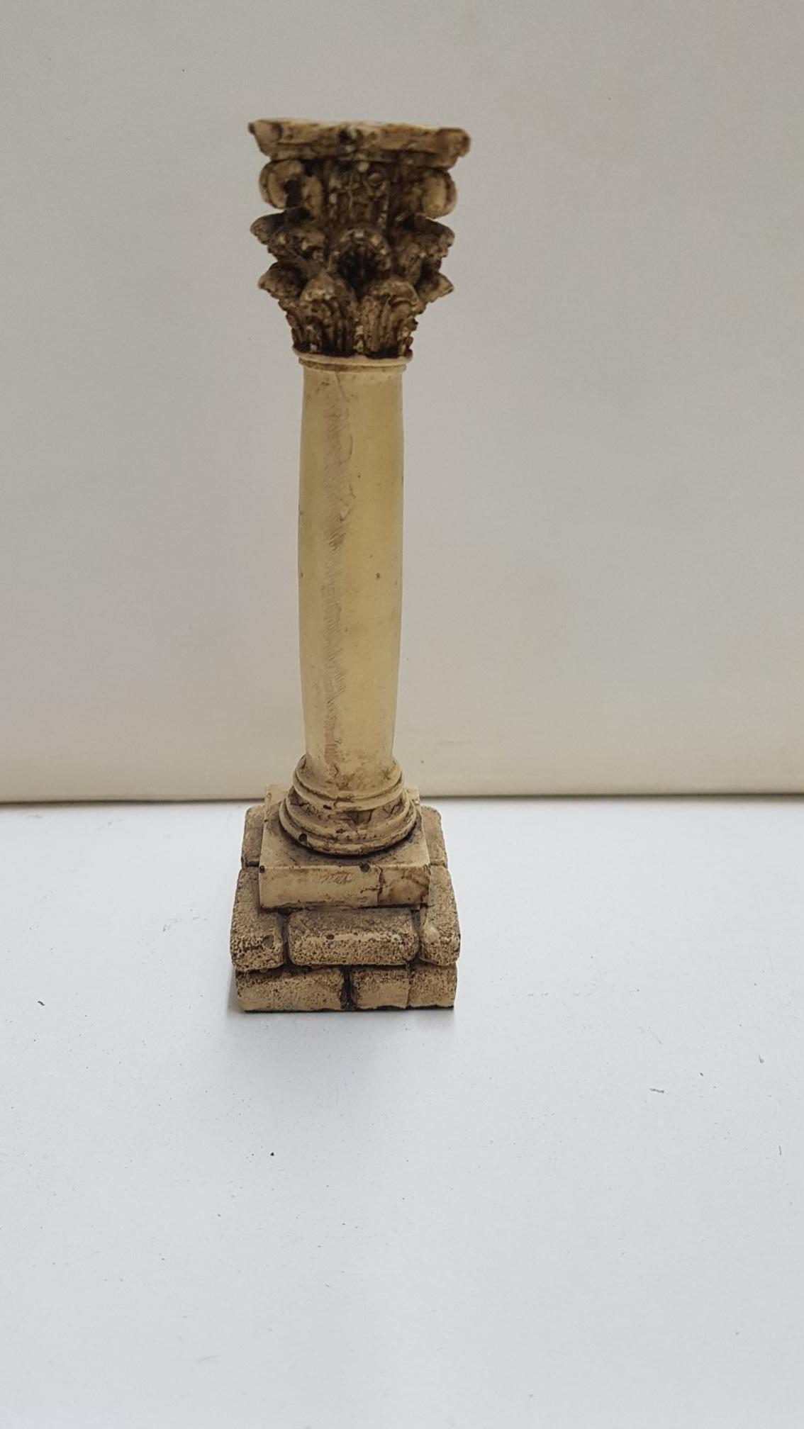 Figura de resina: Columna clasica formada por basa, fuste y capitel. 13.5 cm de alto