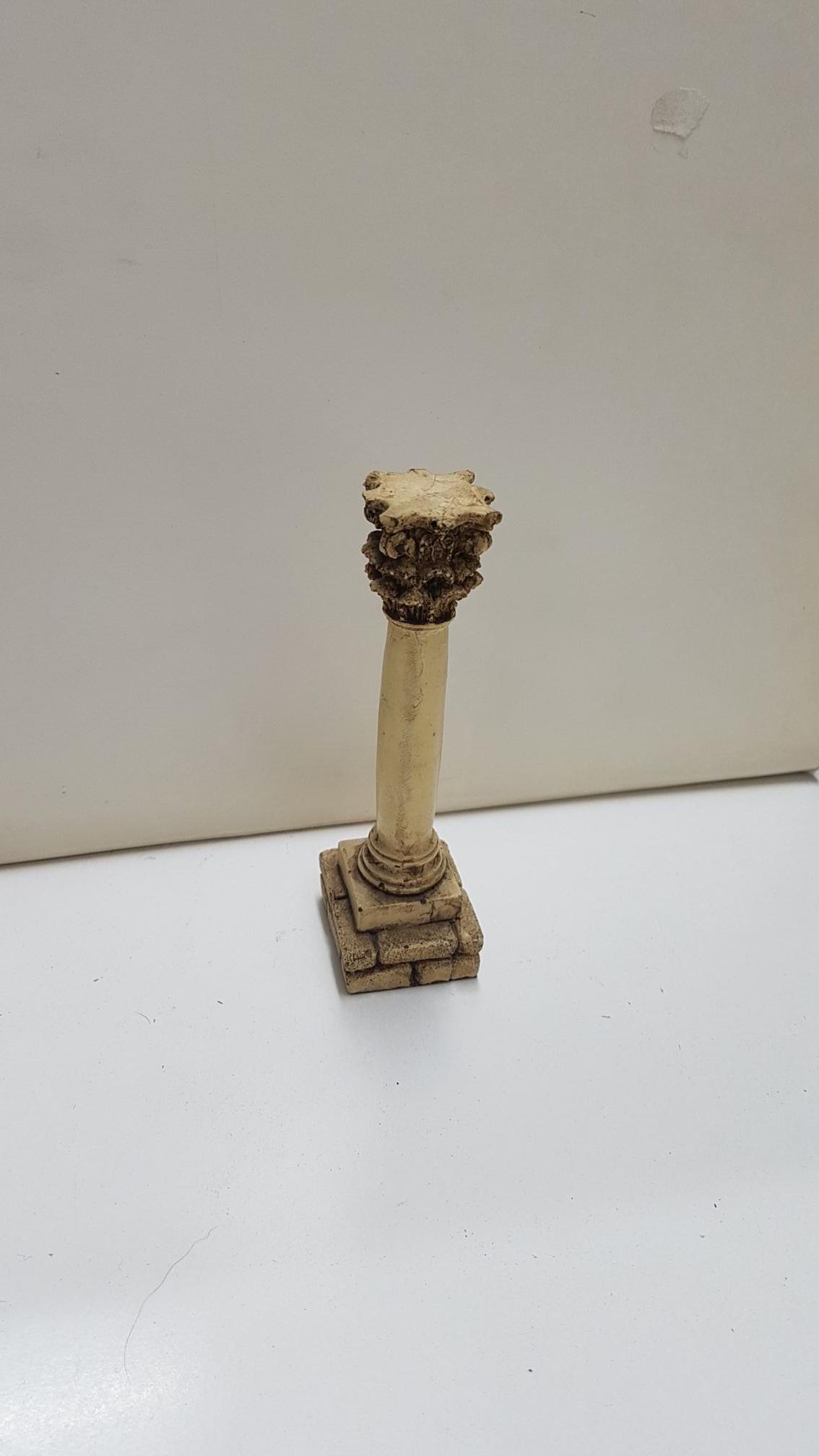 Figura de resina: Columna clasica formada por basa, fuste y capitel. 13.5 cm de alto