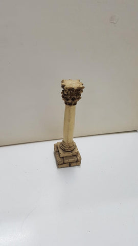 Figura de resina: Columna clasica formada por basa, fuste y capitel. 13.5 cm de alto