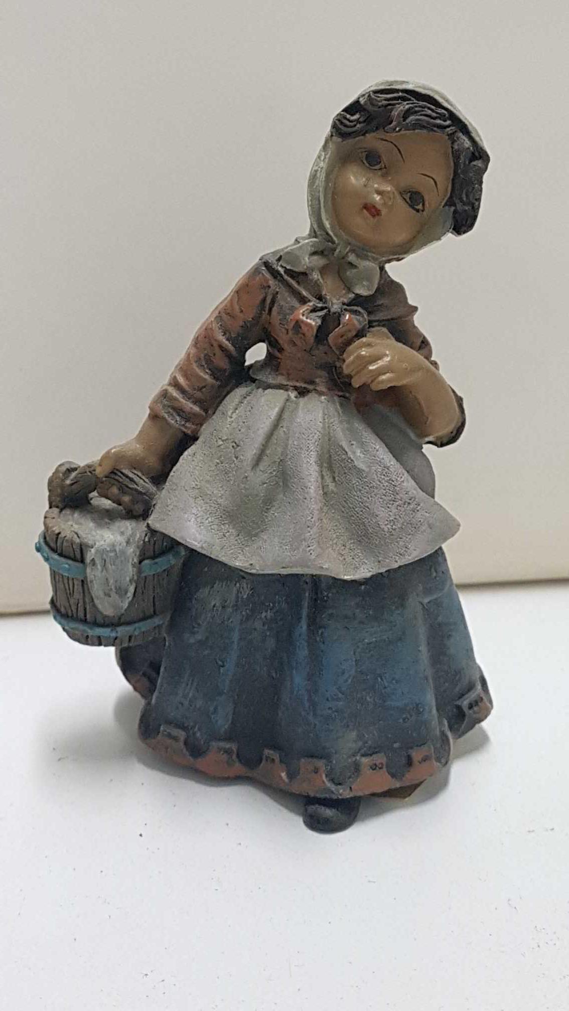 Figura de resina: Campesina 10 cm llevando cubo de madera, 4 mod sur, ref.0045091