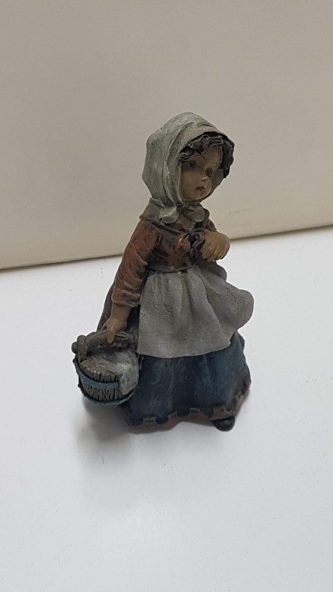 Figura de resina: Campesina 10 cm llevando cubo de madera, 4 mod sur, ref.0045091