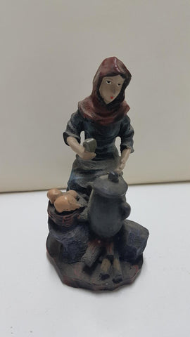 Figura de resina: Mujer cocinando con una olla de barro. 11 cm de altura.