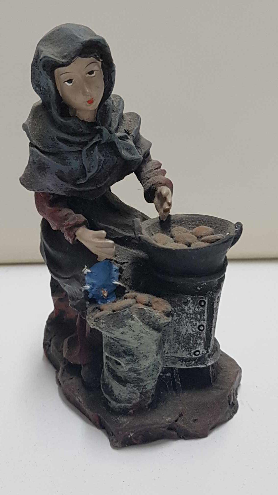 Figura de resina: Mujer sentada cocinando con un fogon de leña. 11 cm de alto