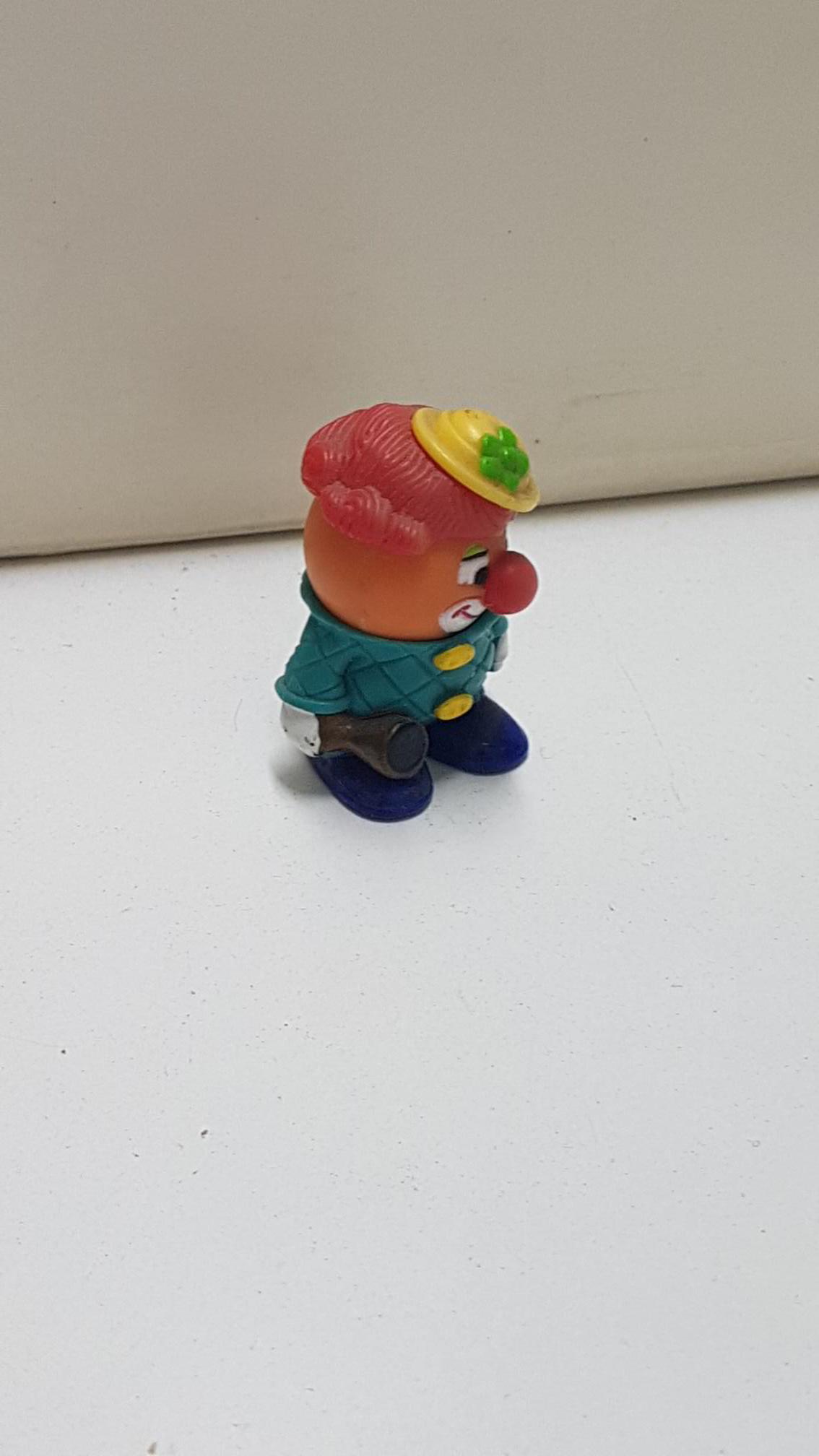 Figura de plastico: Payaso de pelo rojo y con bocina en la mano. 4 cm de alto