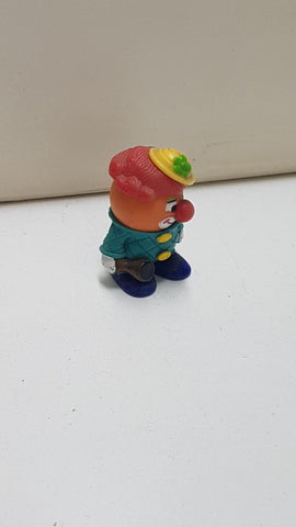 Figura de plastico: Payaso de pelo rojo y con bocina en la mano. 4 cm de alto