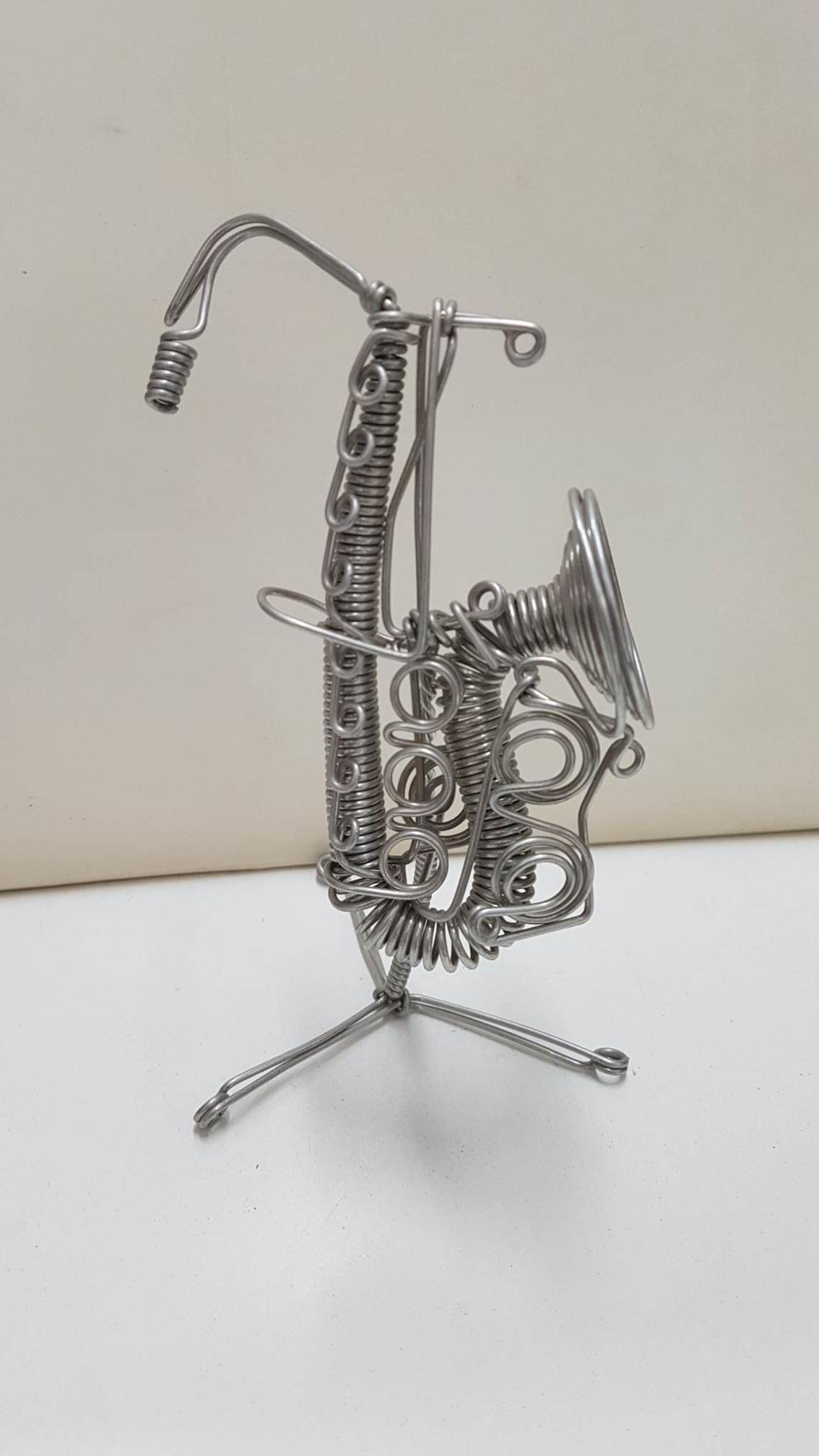 Figura de alambre: Instrumento musical de aire, parece un saxofon