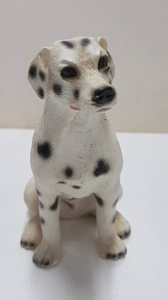 Figura de perro resina: Dalmata de 9x6.5 cm.