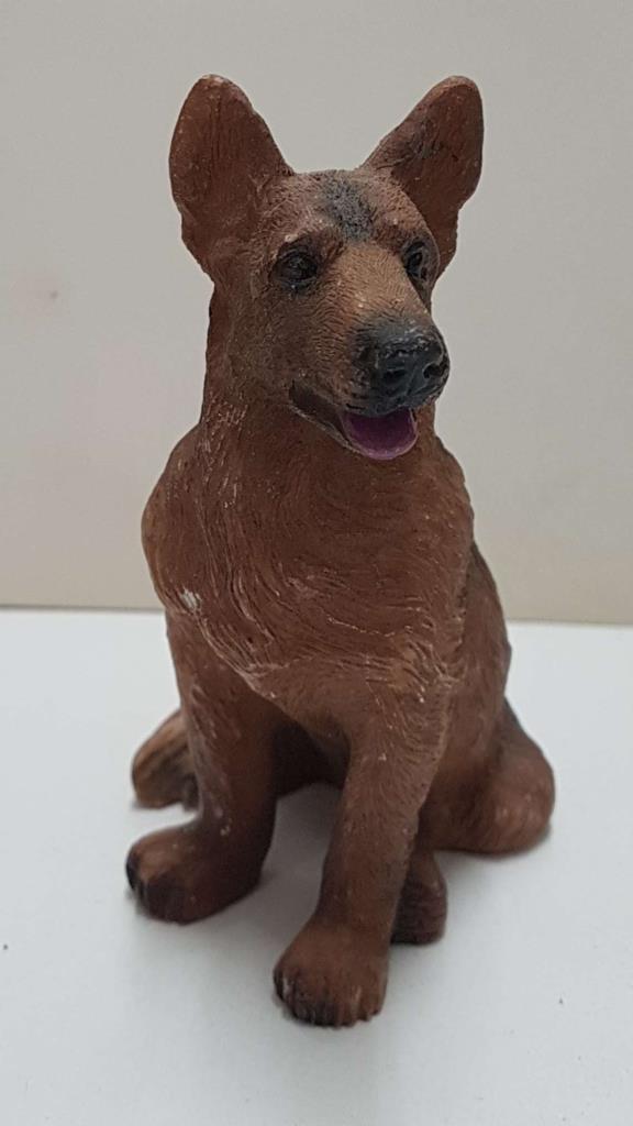 Figura de perro resina: Pastor Aleman de 9x6.5 cm.