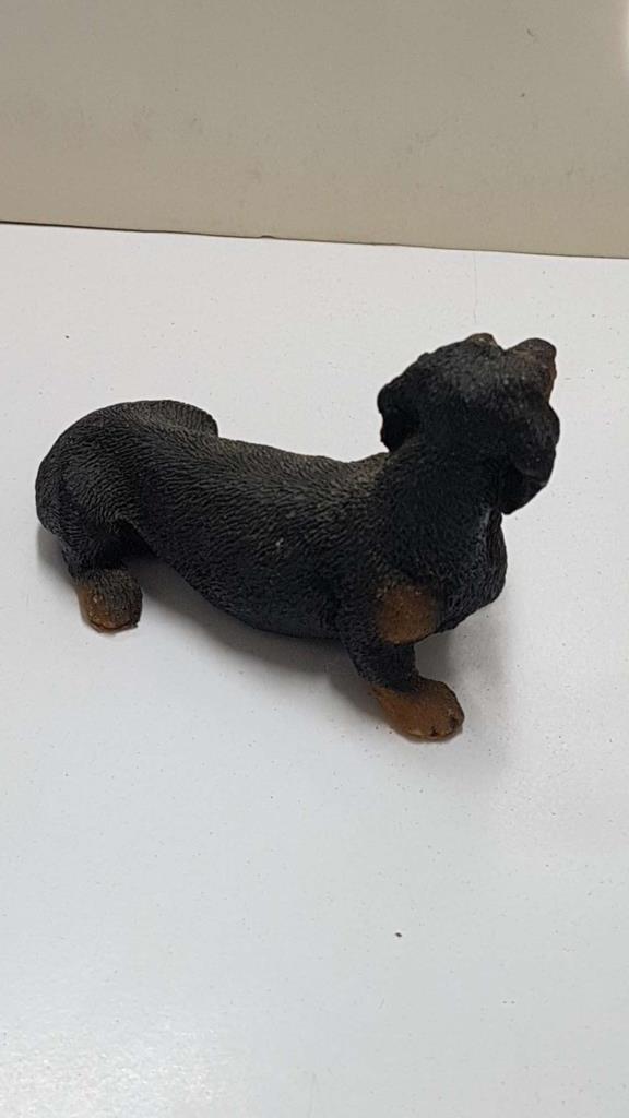 Figura de perro resina: Perro Salchica negro de 5.5x9 cm