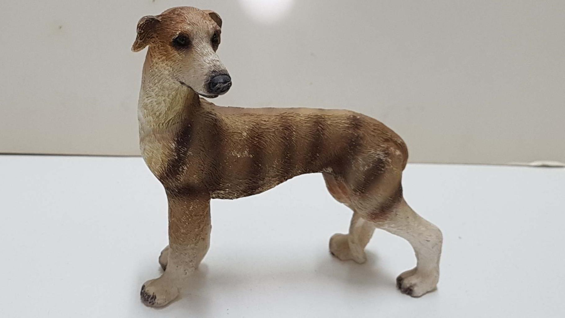 Figura de perro resina: Galgo de 8.5x9 cm