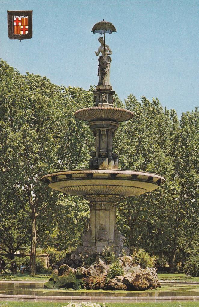 POSTAL B12249: BARCELONA: La Dama del Paragua en el parque de la ciudadela