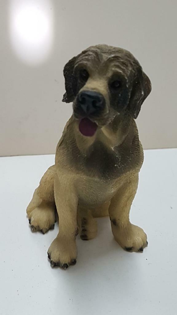 Figura perro de resina: Labrador de 9x6 cm