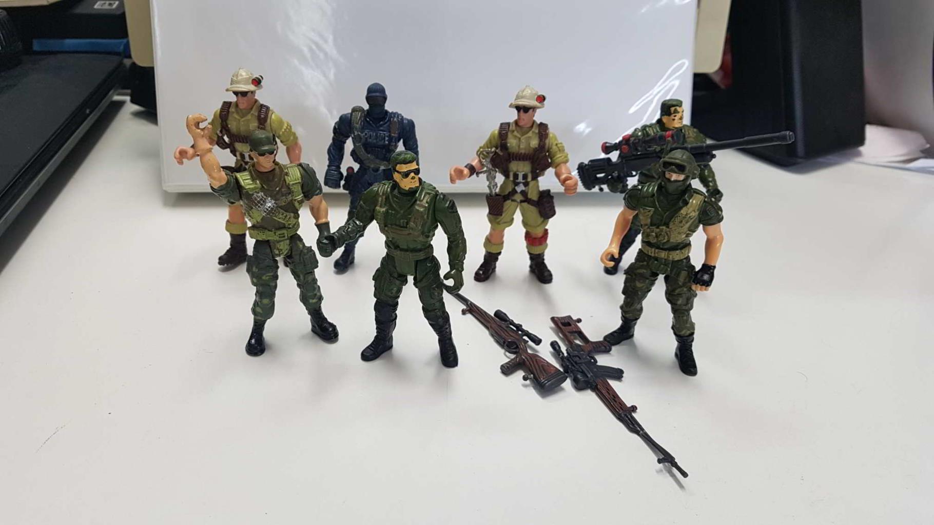 Lote de muñecos articulados de pvc: Gi Joe o similares. Son 7 y vienen tres armas