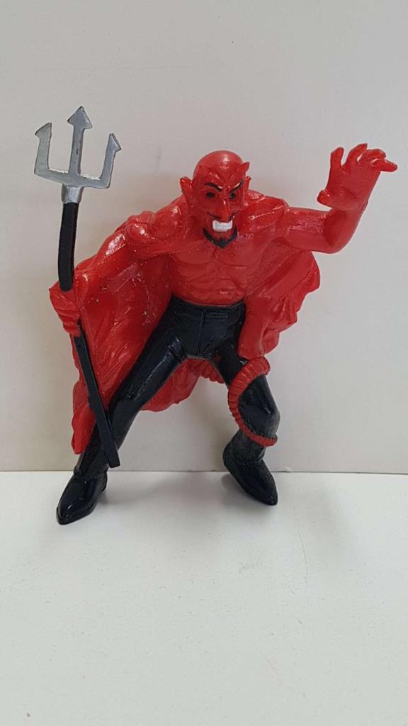 Figura PVC:  de un demonio con un tridente en la mano. Dimensiones: 10 cm