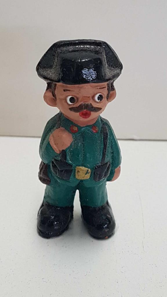 Figura de barro: de un guardia civil, benemerita, con su tricornio y escopeta. Dimensiones: 5 cm de alto.