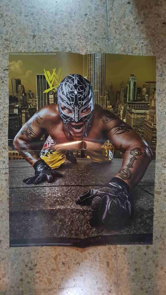 Poster desplegable doble: Wrestlemania XXIV (Triple H, John Cena, The Undertaker, Batista). Suplemento WWE Magazine