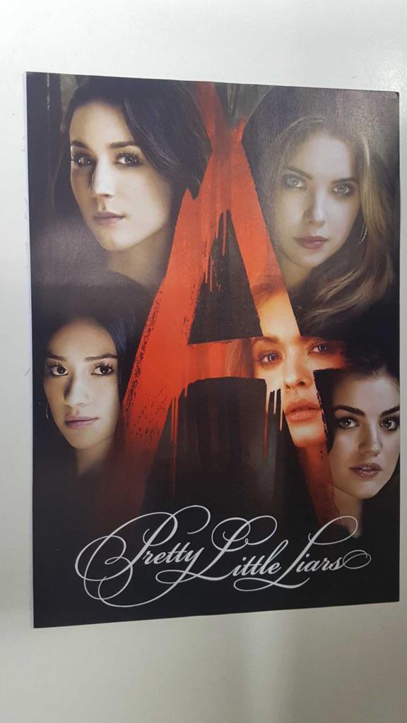 Lamina/pagina extraida de la revista accion: Pretty Little Liars (Pequeñas Mentirosas)