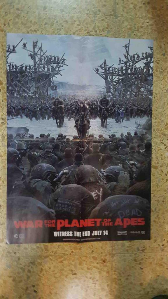 Poster desplegable doble: Pretty Little Liars (Pequeñas Mentirosas) y War of the Planet of the Apes. Proviene de la revista Accion 1707