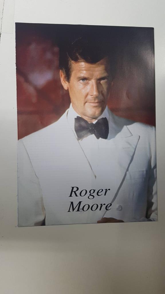 Lamina/pagina extraida de la revista accion: Roger Moore en su papel de James Bond