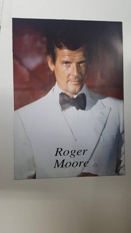 Lamina/pagina extraida de la revista accion: Roger Moore en su papel de James Bond