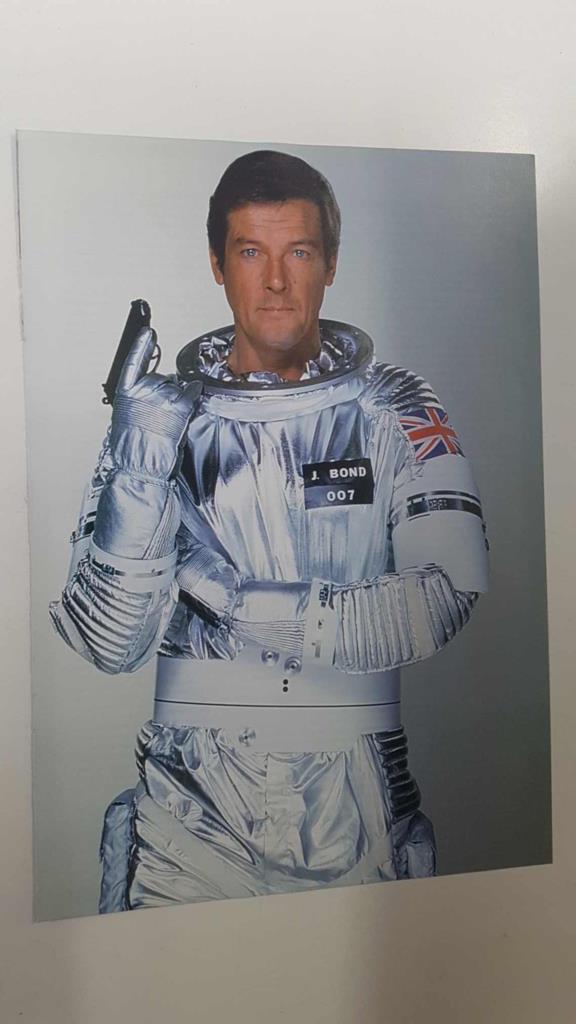 Lamina/pagina extraida de la revista accion: Roger Moore en Moonraker (1979) interpretando al Agente Secreto 007 James Bond