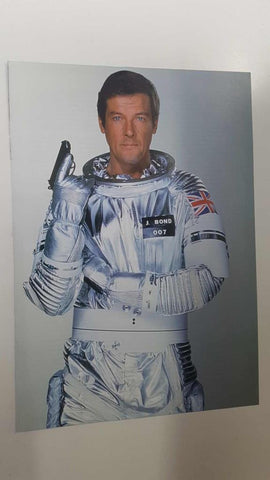 Lamina/pagina extraida de la revista accion: Roger Moore en Moonraker (1979) interpretando al Agente Secreto 007 James Bond