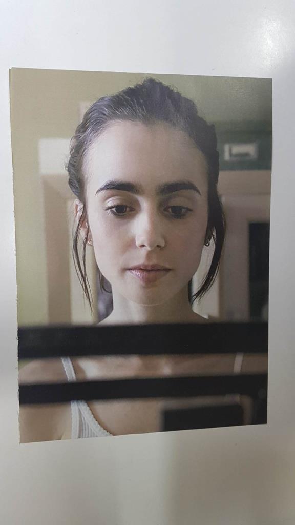 Lamina/pagina extraida de la revista accion: Lily Collins en una imagen de la pelicula To the Bone (Hasta los huesos)