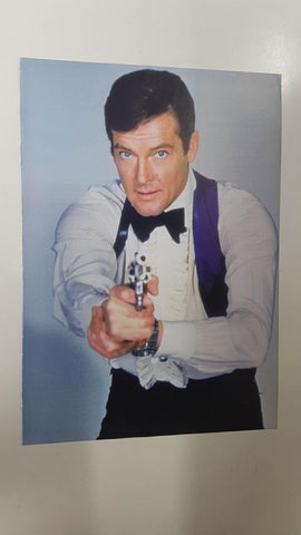 Lamina/pagina extraida de la revista accion: Roger Moore encarnando al famoso James Bond