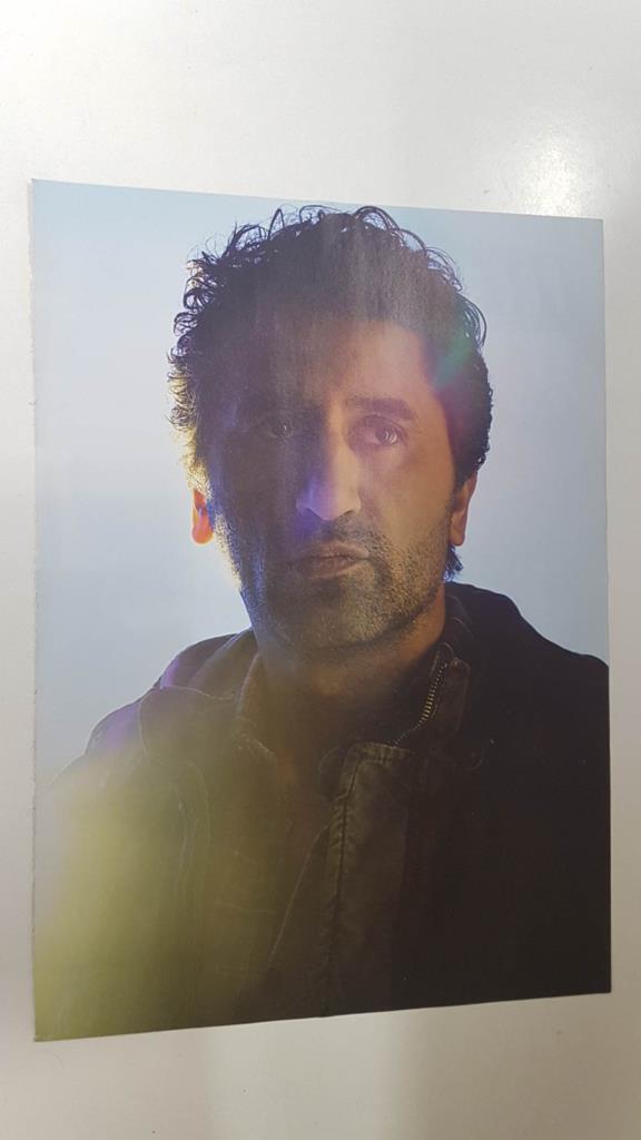 Lamina/pagina extraida de la revista accion: Travis Manawa en la serie Fear the Walking Dead (Cliff Curtis)