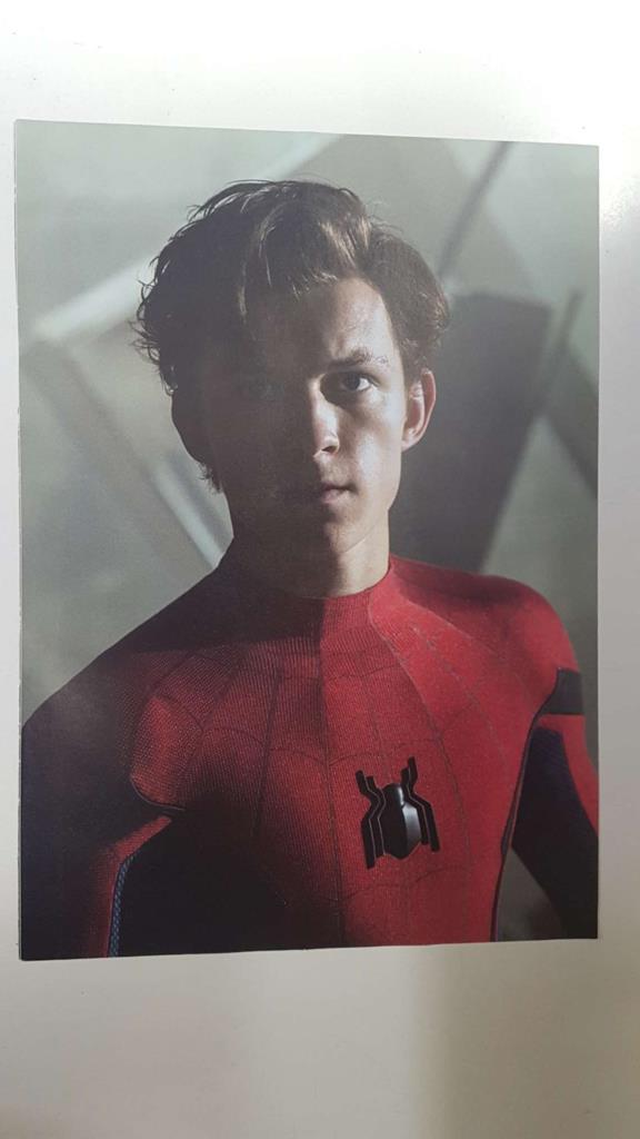 Lamina/pagina extraida de la revista accion: Tom Holland enfundando el traje de Spider-Man en Homecoming