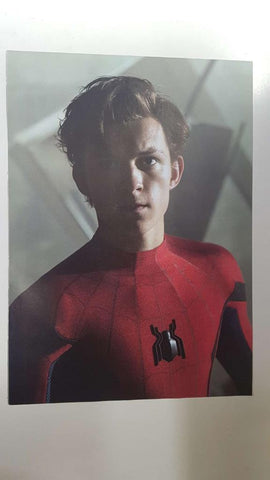 Lamina/pagina extraida de la revista accion: Tom Holland enfundando el traje de Spider-Man en Homecoming