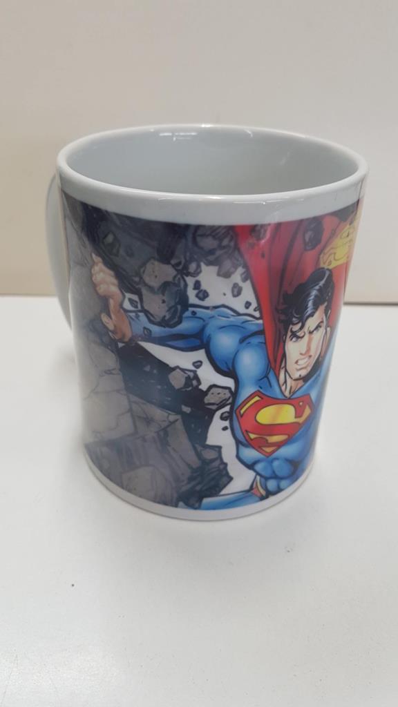 Taza con asa de cerámica: Superman derrumbado un muro