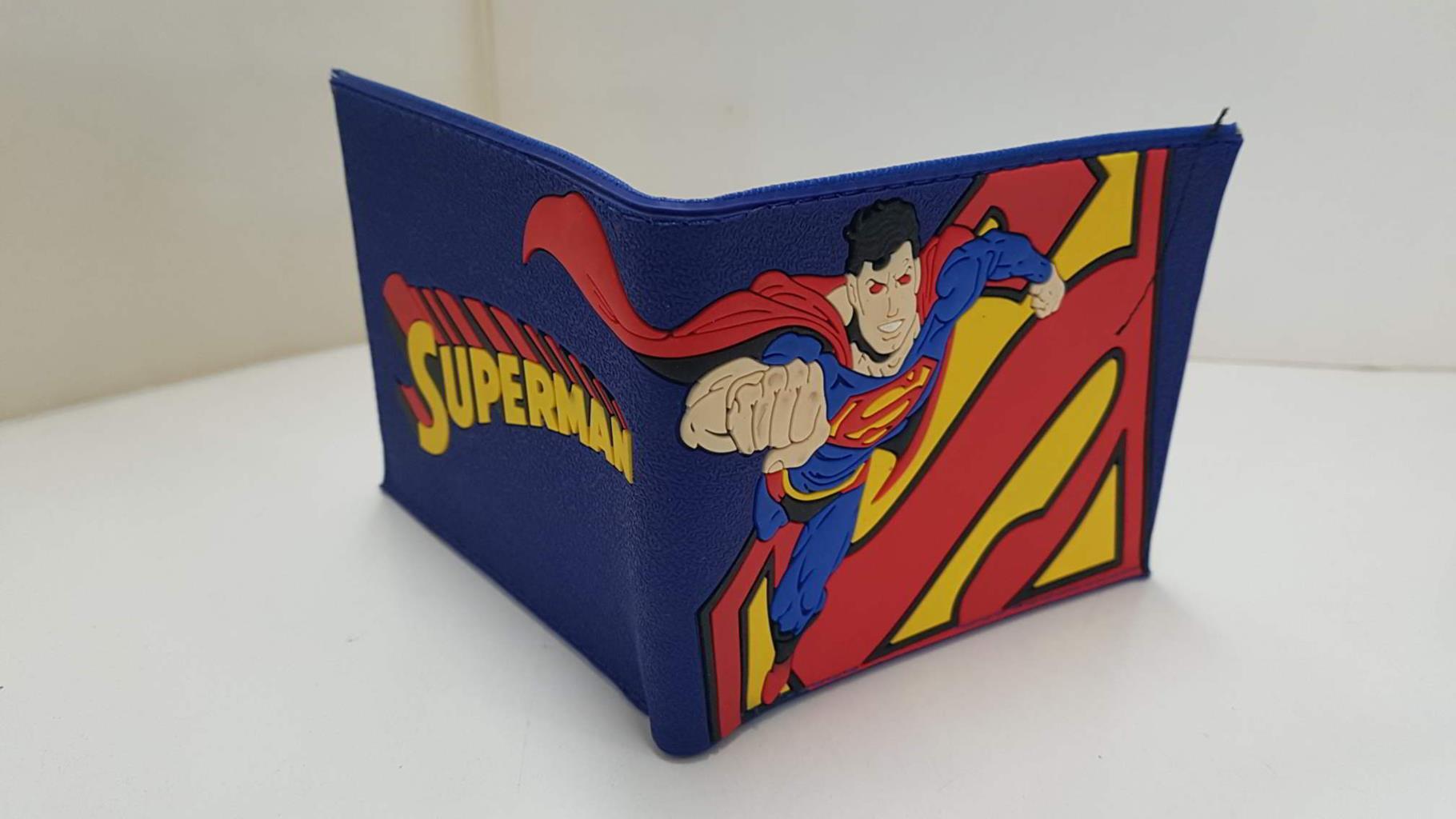 Cartera de bolsillo (azul): Superman volando y su logotipo en segundo plano