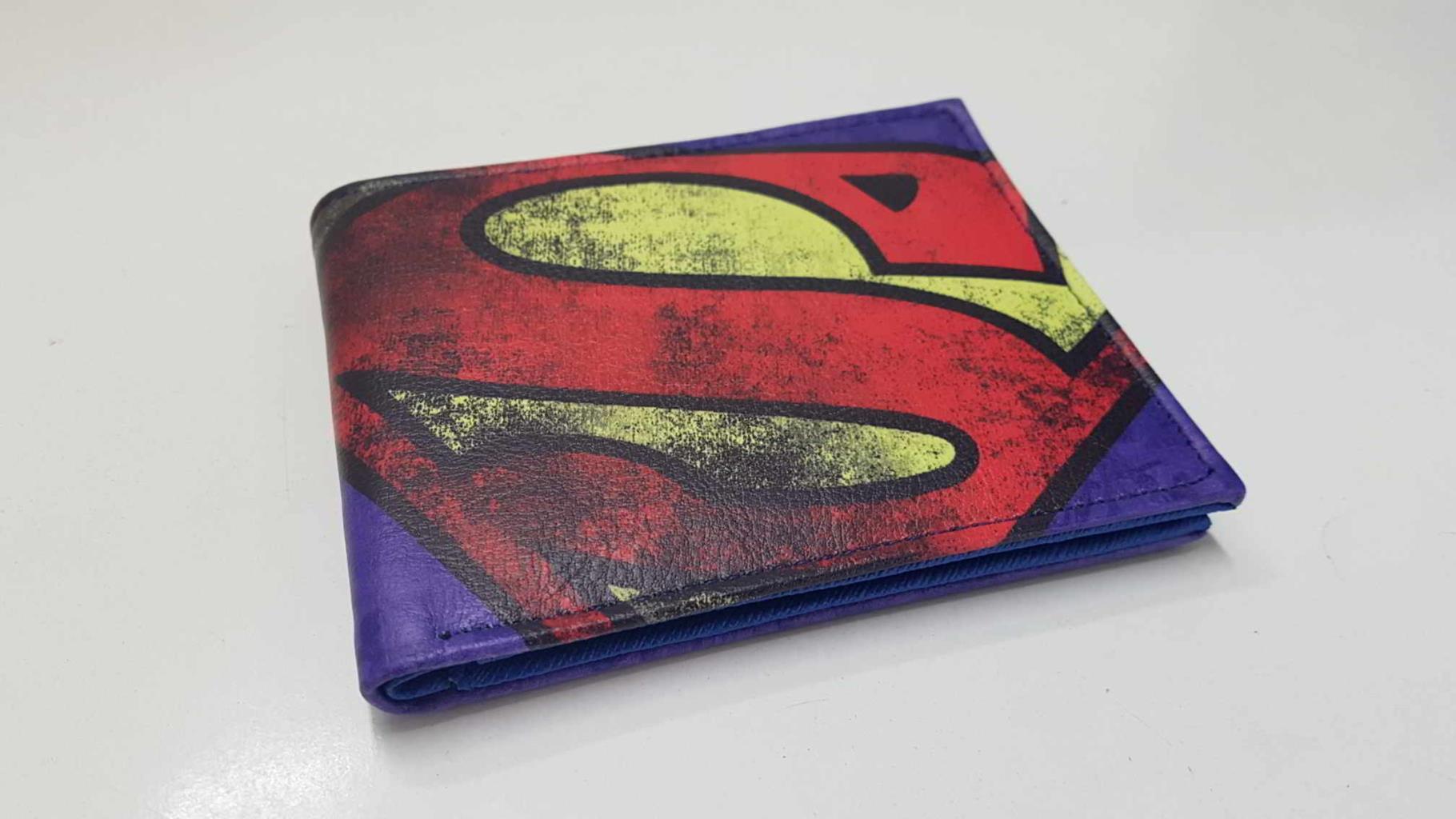 Cartera de bolsillo (de color lila): Logo de Superman 