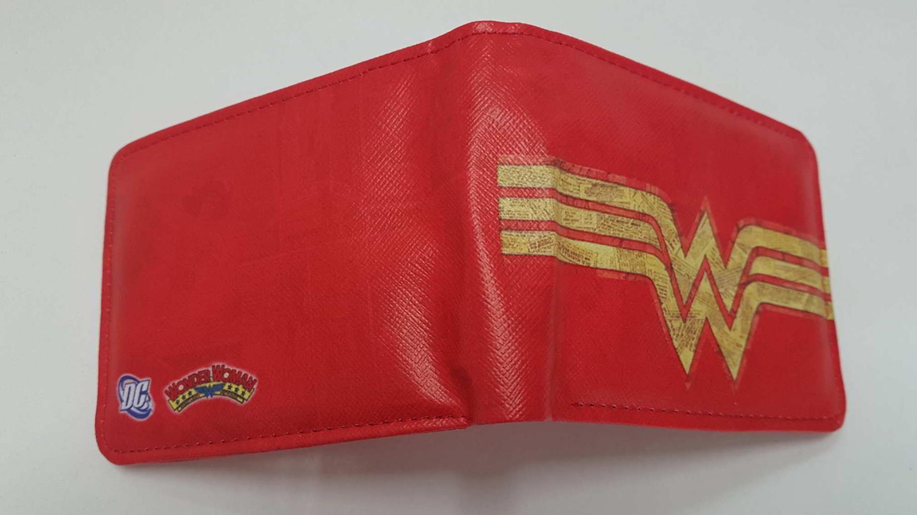 Cartera de bolsillo (roja): con el logo de Wonder Woman