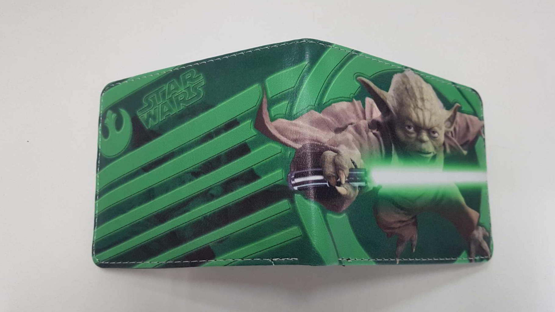 Cartera de bolsillo: Maestro Yoda de Star Wars con su sable de luz 